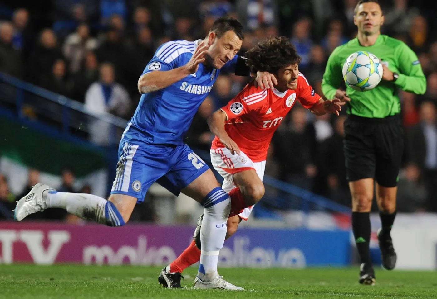 John Terry walczy o piłkę z Pablo Aimarem w meczu Ligi Mistrzów Chelsea - Benfica