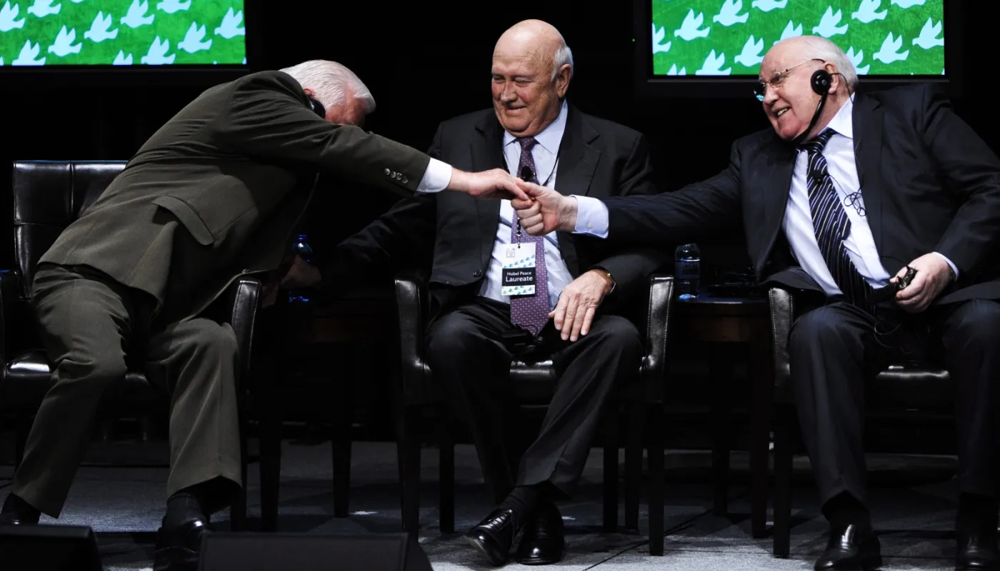 Lech Wałęsa podaje rękę Michaiłowi Gorbaczowowi