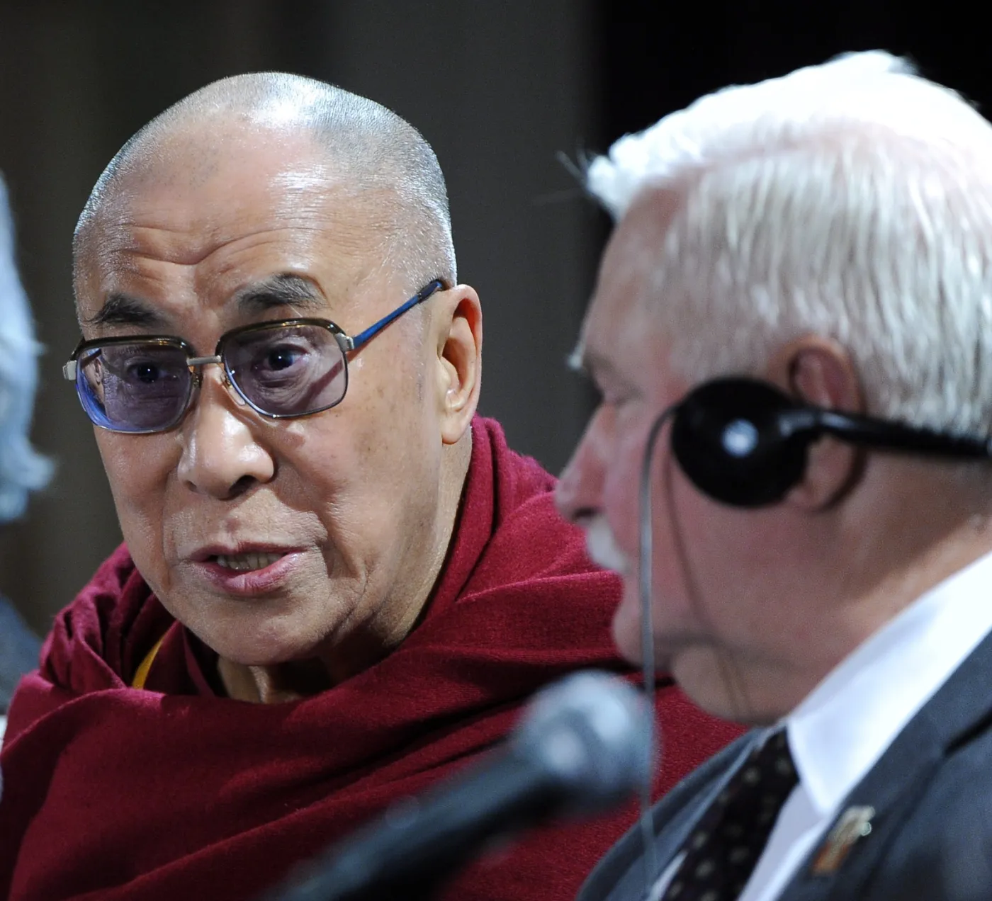 Dalajlama i Lech Wałęsa na szczycie noblistów w Chicago