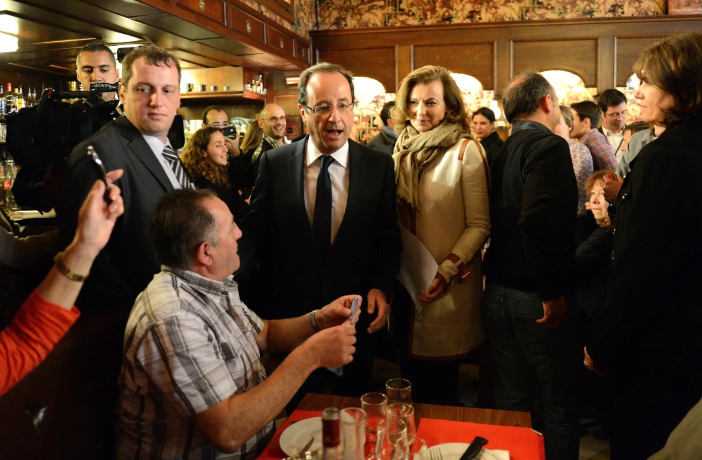 3454583-francois-hollande-w-swoim-sztabie.jpg