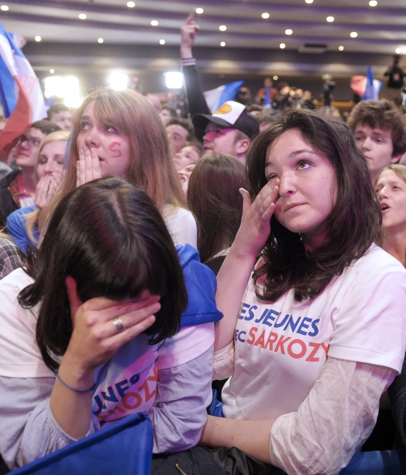 Zwolenniczki Nicolasa Sarkozy'ego ocierają łzy po porażce w wyborach obecnego prezydenta