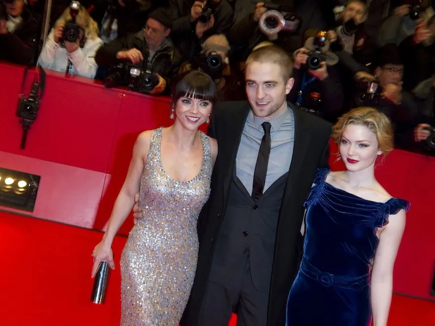 Robert Pattinson i trzy piękne panie...