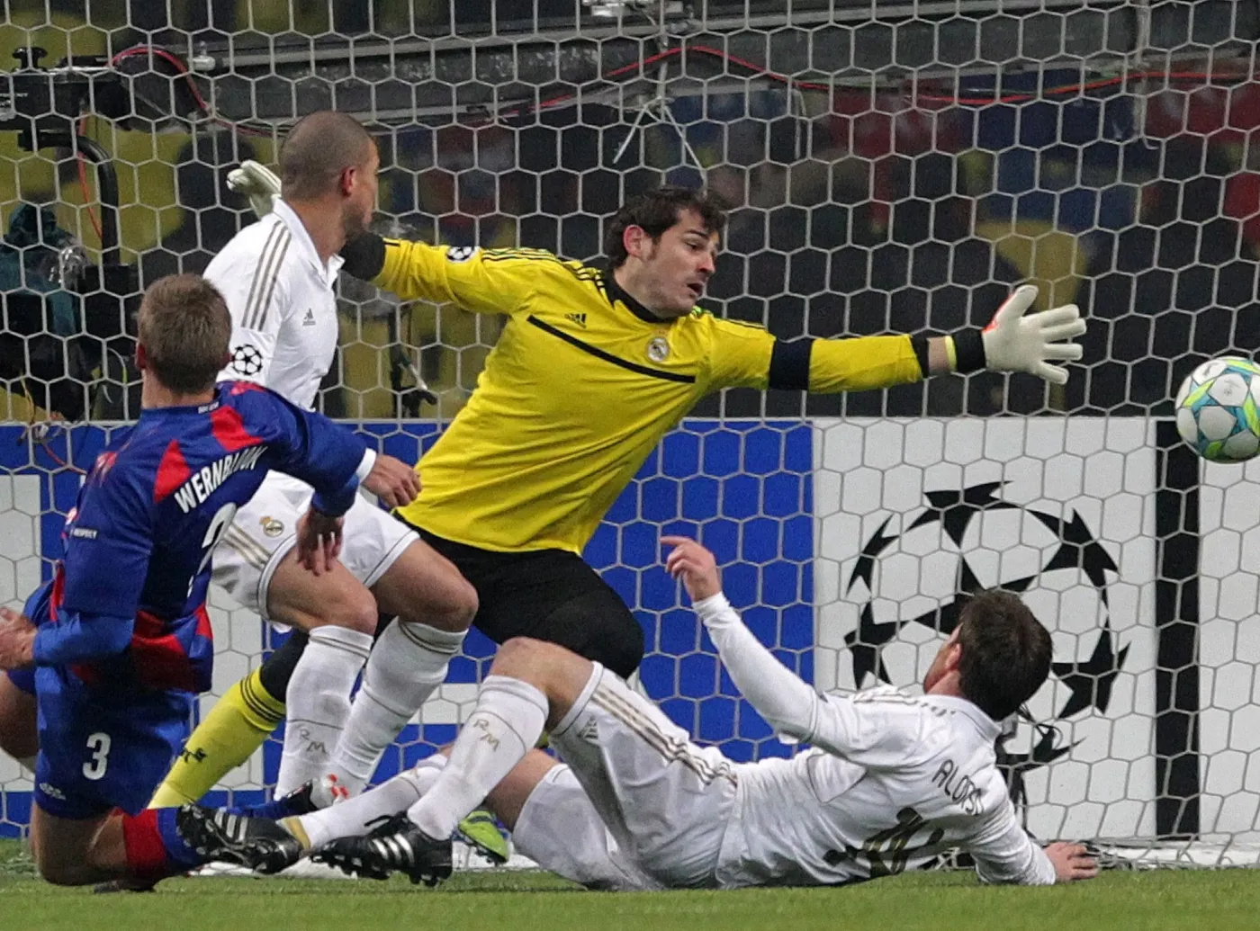 Pontus Wernbloom strzela gola dla CSKA