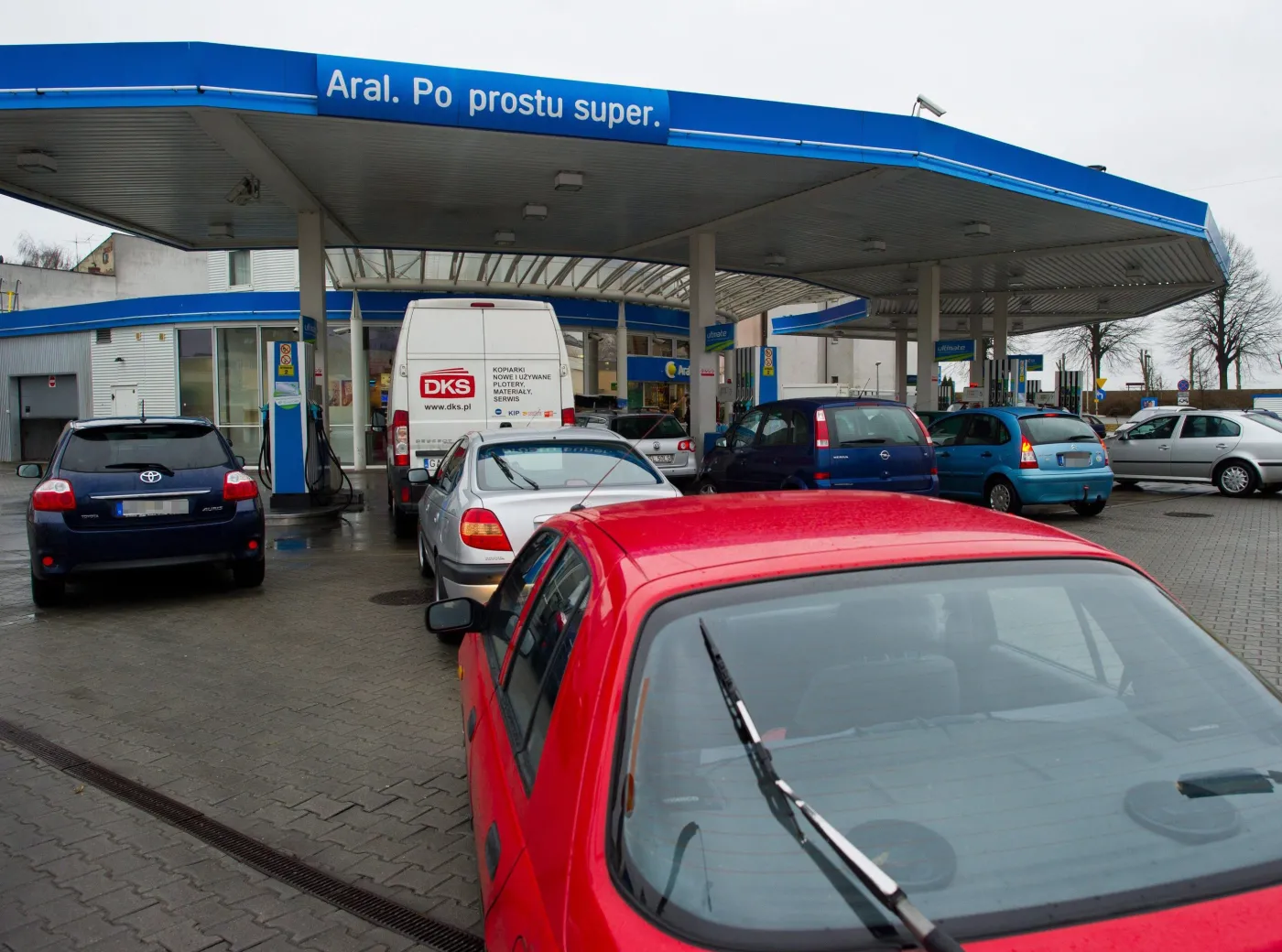 3130083-niemcy-auto-stacja-paliwo-samochod.jpg