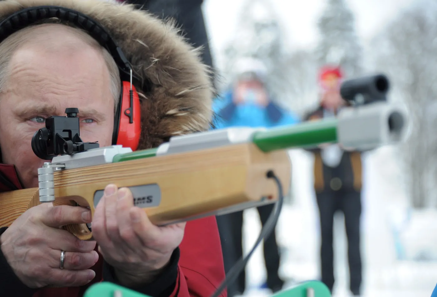 Władimir Putin mierzy z karabinku biathlonistów