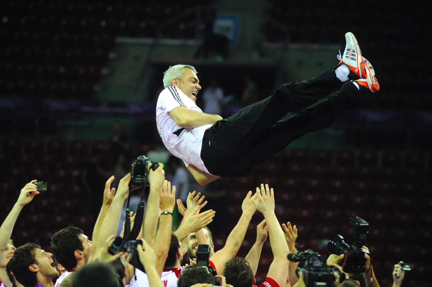 Trener Andrea Anastasi podrzucany przez Polaków po wygranym finale Ligi Światowej