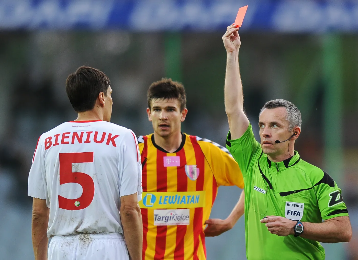 Jarosław Bieniuk ukarany czerwoną kartką przez sędziego Roberta Małka