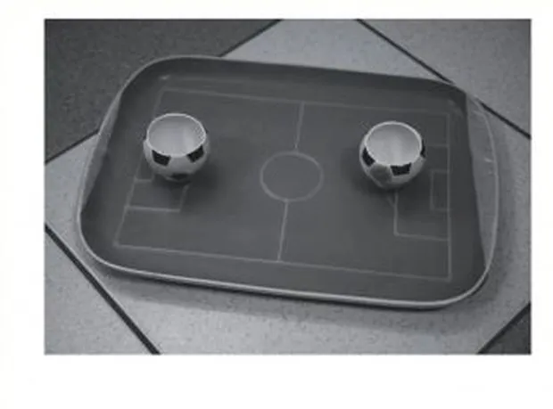 Fragment okładki książki "Dryblując przez granicę"