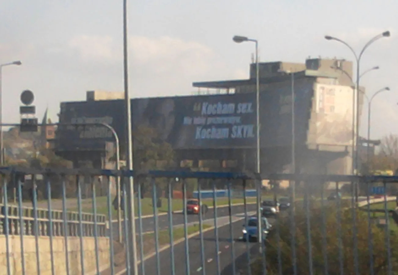 Gigantyczny billboard znów budzi kontrowersje. Seks pod Wawelem...