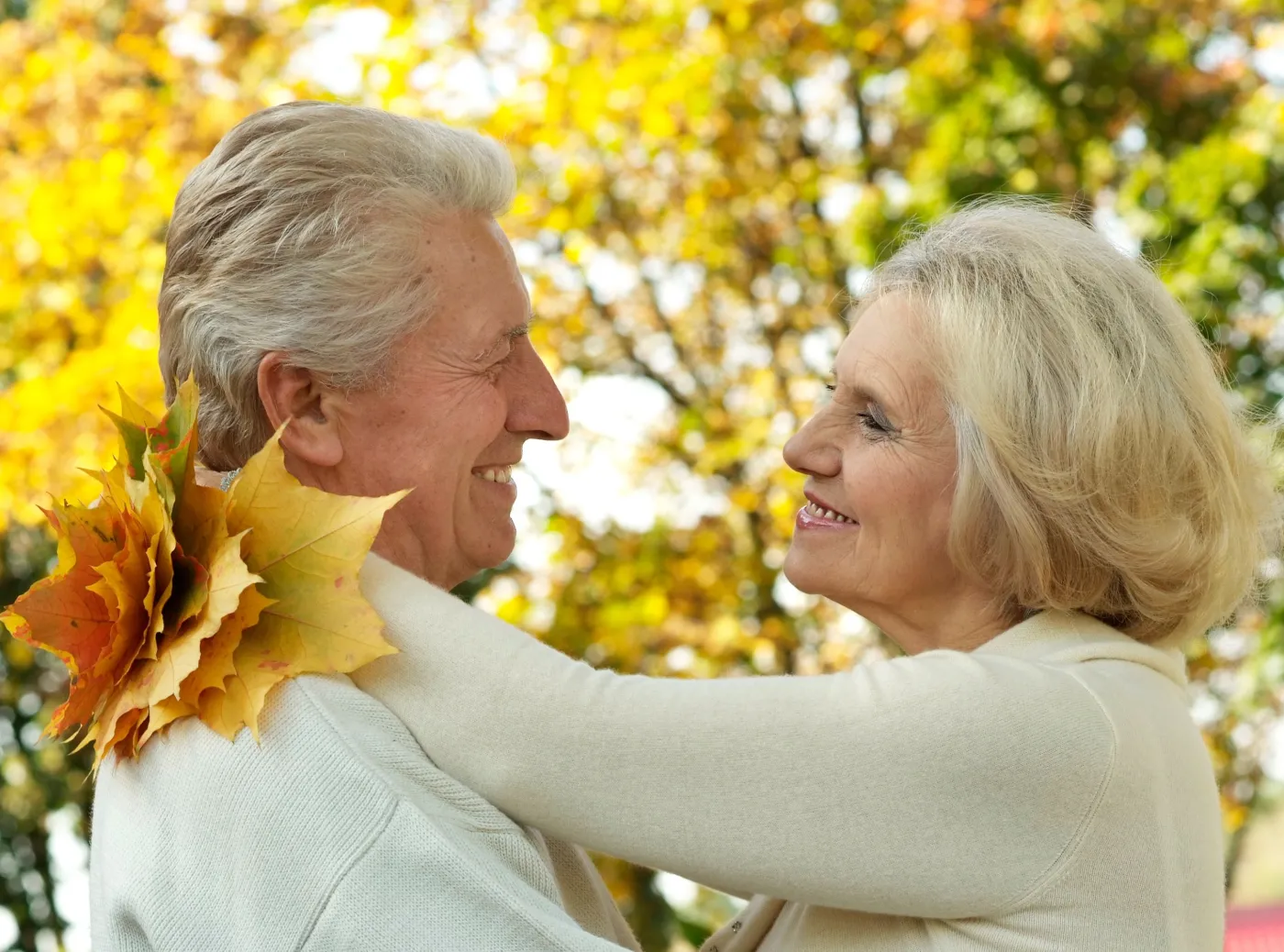 spacer jesienią dziadkowie senior jesień