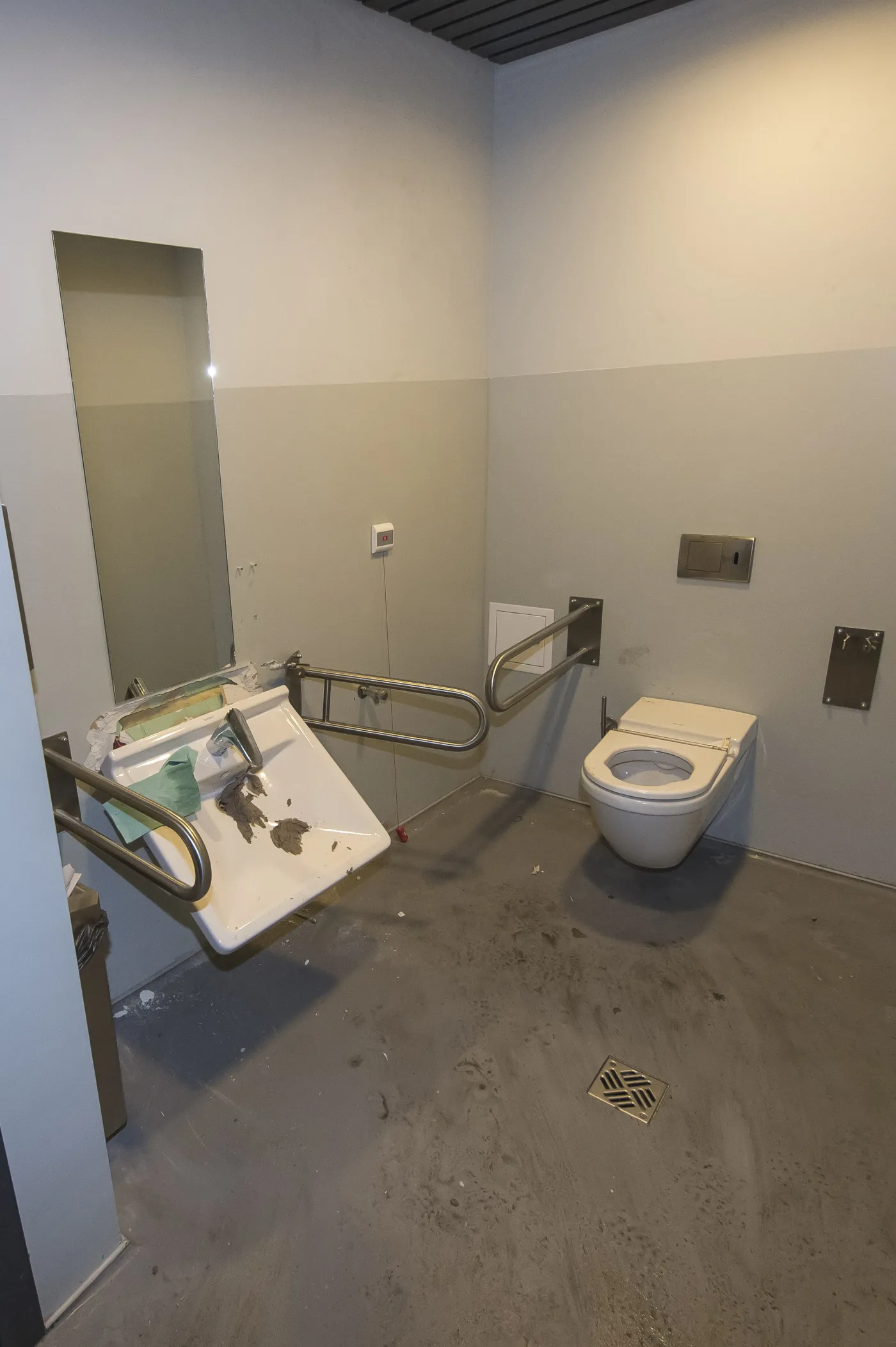 Kibole Zagłębia nie potrafią korzystać z toalet. ZDJĘCIA