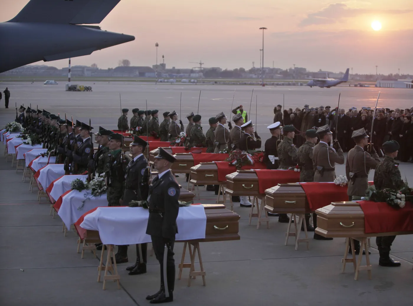 Afera o smoleńskie pogrzeby. Boni: Ludzie! No przecież to wariactwo