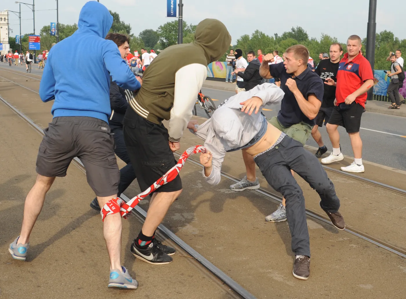 Pomóż policji złapać kiboli, za których wstydziła się Polska