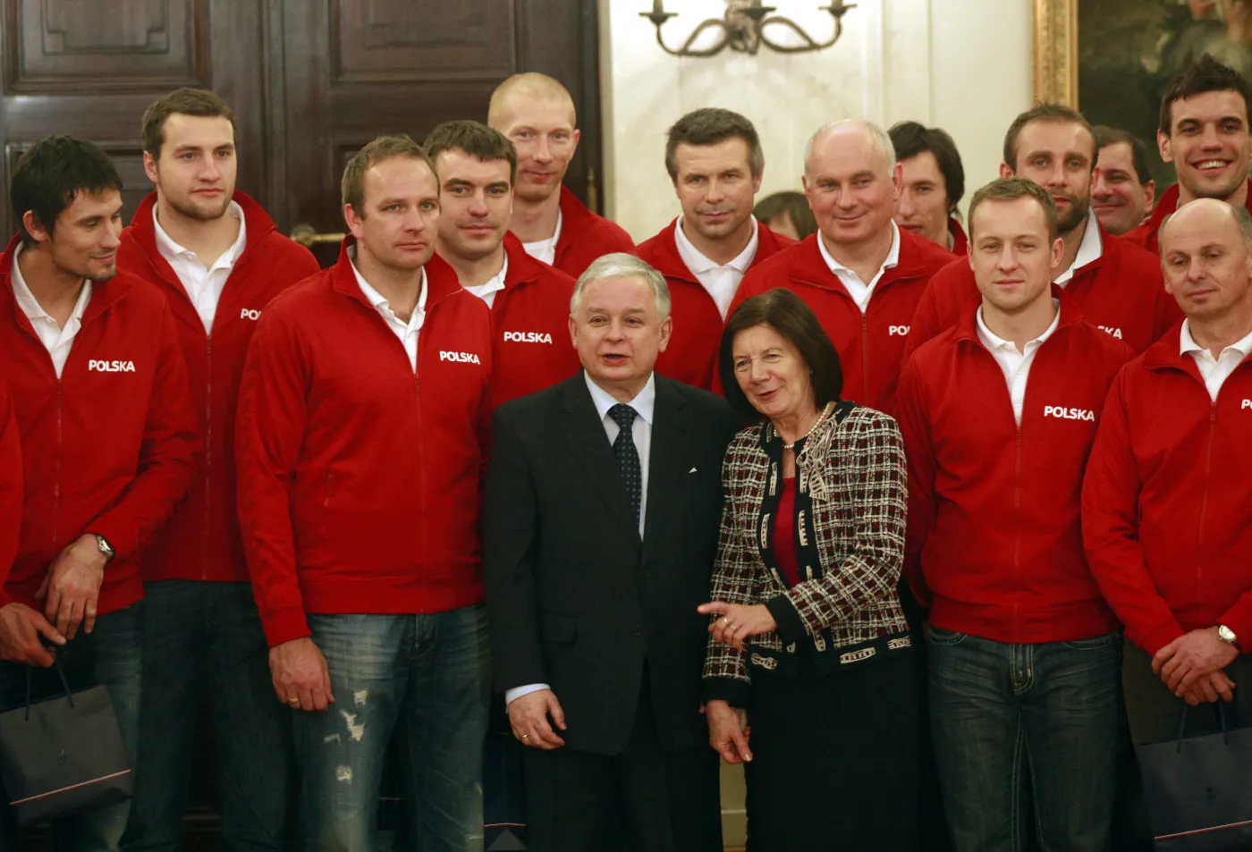 3922495-maria-i-lech-kaczynski-z-polskimi.jpg