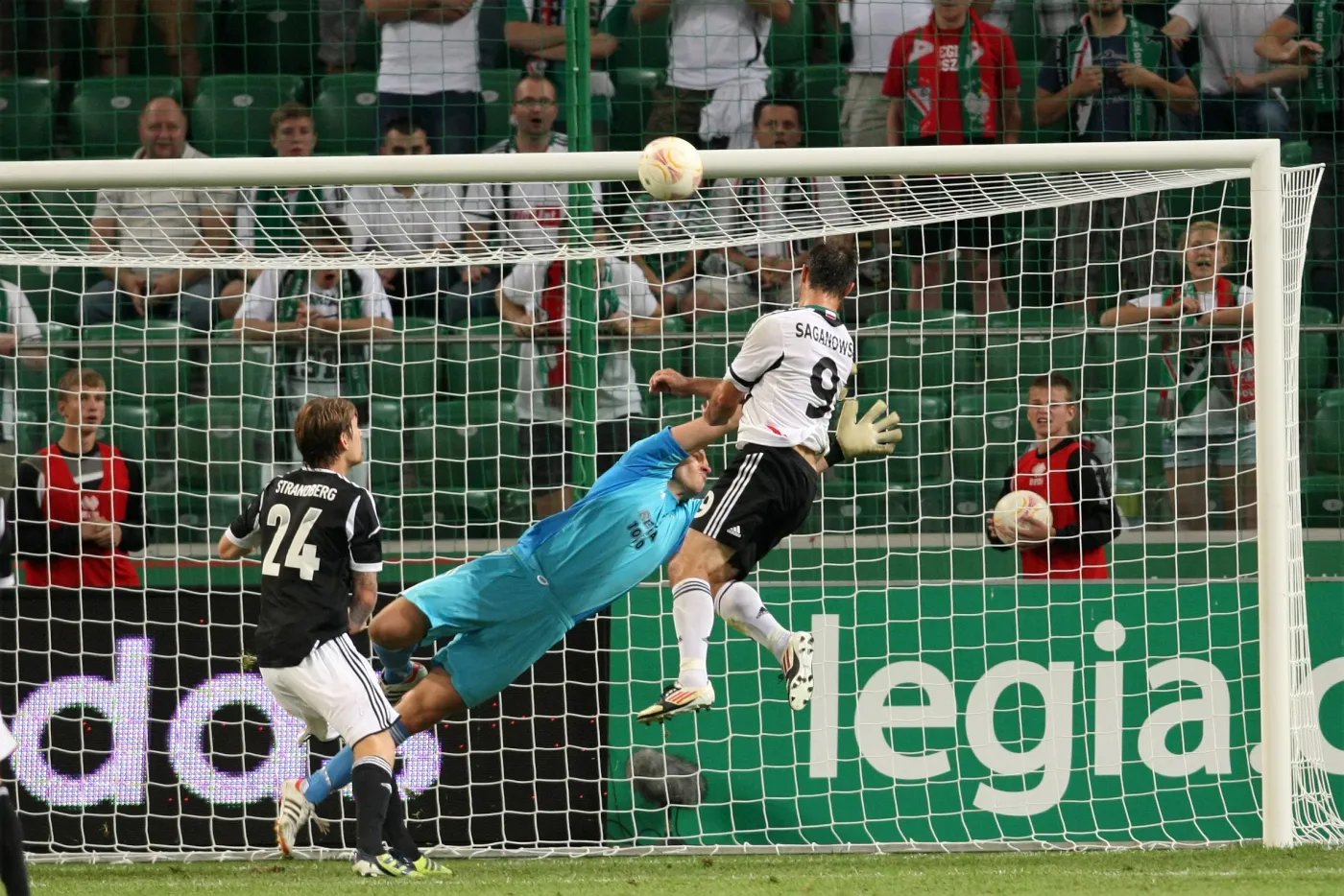 Marek Saganowski strzela na bramkę Rosenborga