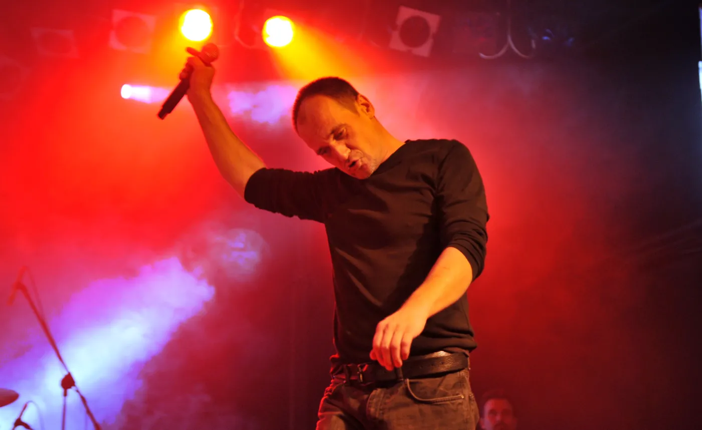 Paweł Kukiz na koncercie w klubie Stodoła