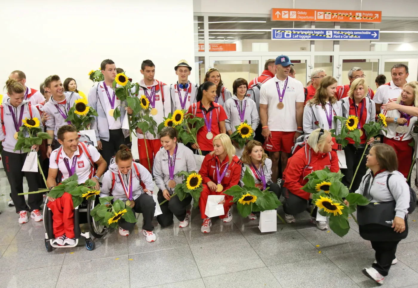 Polscy paraolimpijczycy na lotnisku Chopina po powrocie z Londynu
