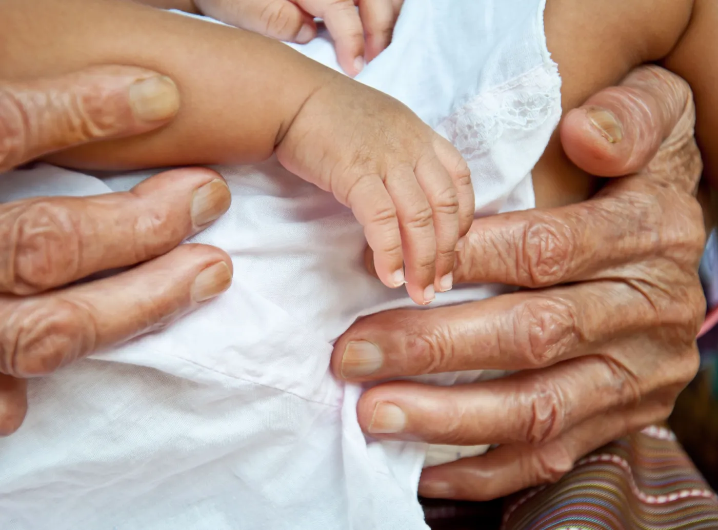 babcia i dziecko dłonie staruszki starość senior