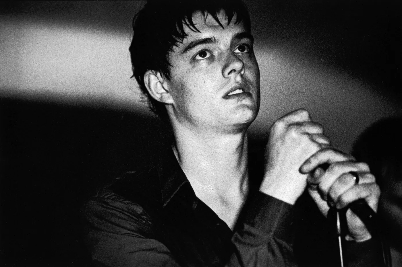 Sam Riley jako Ian Curtis w filmie "Control"
