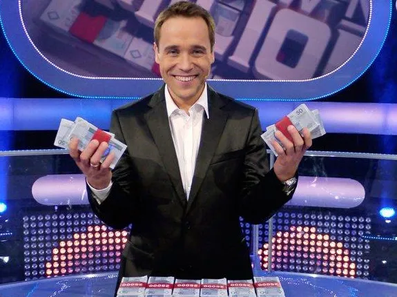 Łukasz Nowicki prowadzi teletrniej "Postaw na milion"