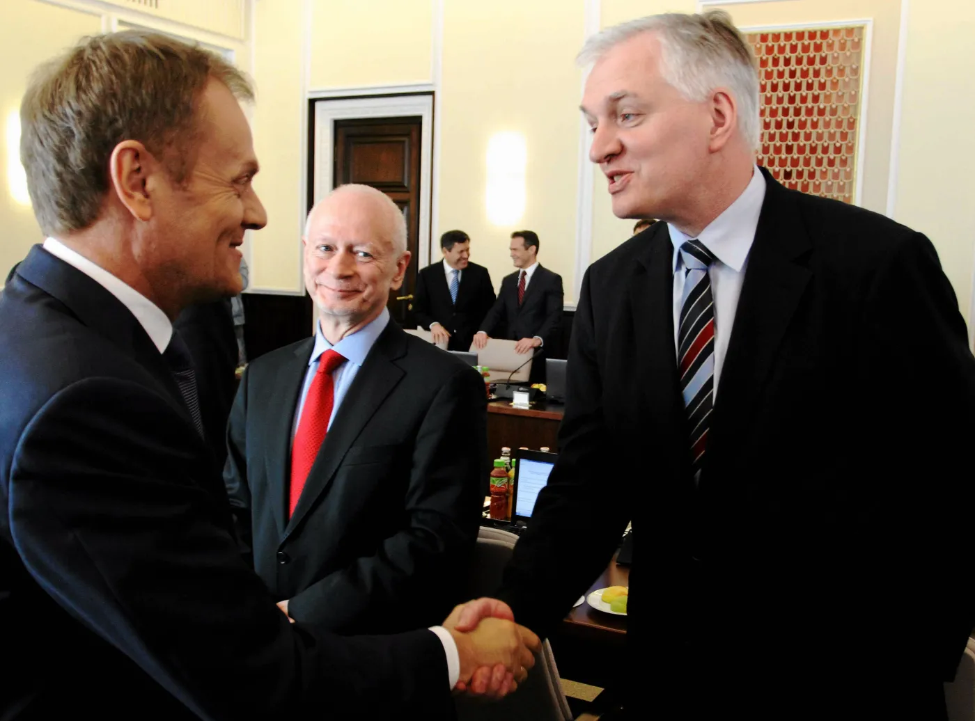 Donald Tusk i Roman Giertych witają się przed posiedzeniem rządu