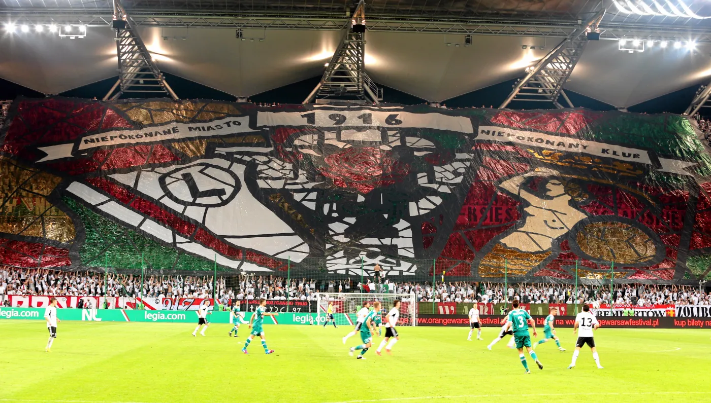 4937774-oprawa-kibicow-legii-podczas-meczu.jpg