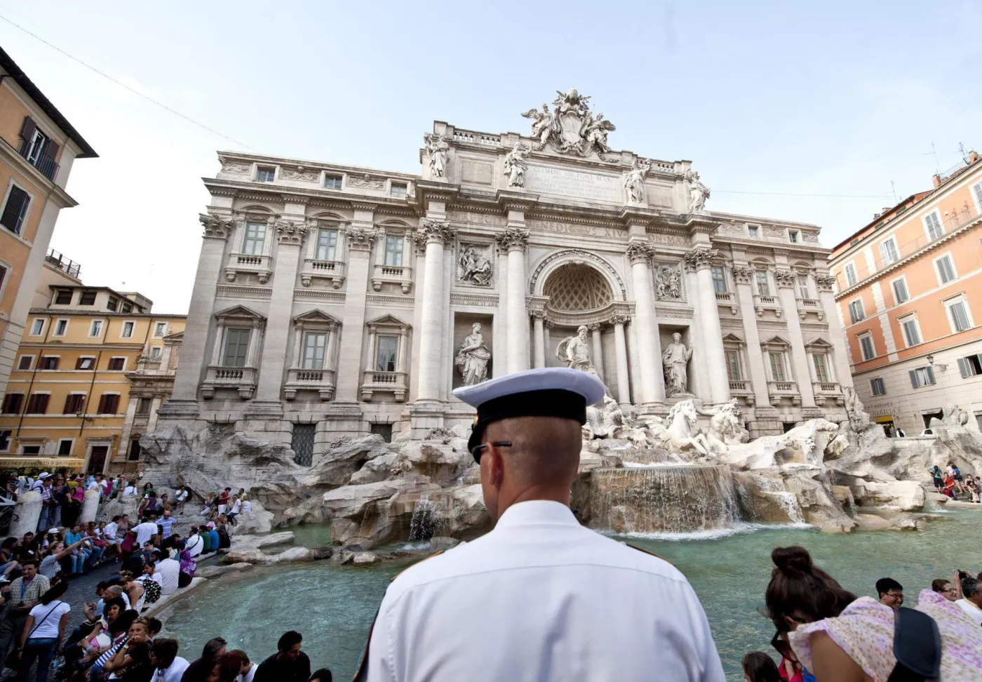 Włoski policjant pilnuje fontanny Czterech Rzek Berniniego na Piazza Navona w Rzymie