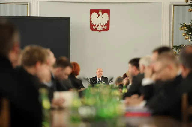 "Eksplozja w skrzydle..." Kim są eksperci Macierewicza?