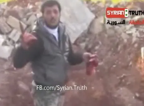 Syryjski bojownik z wyciętym sercem wroga