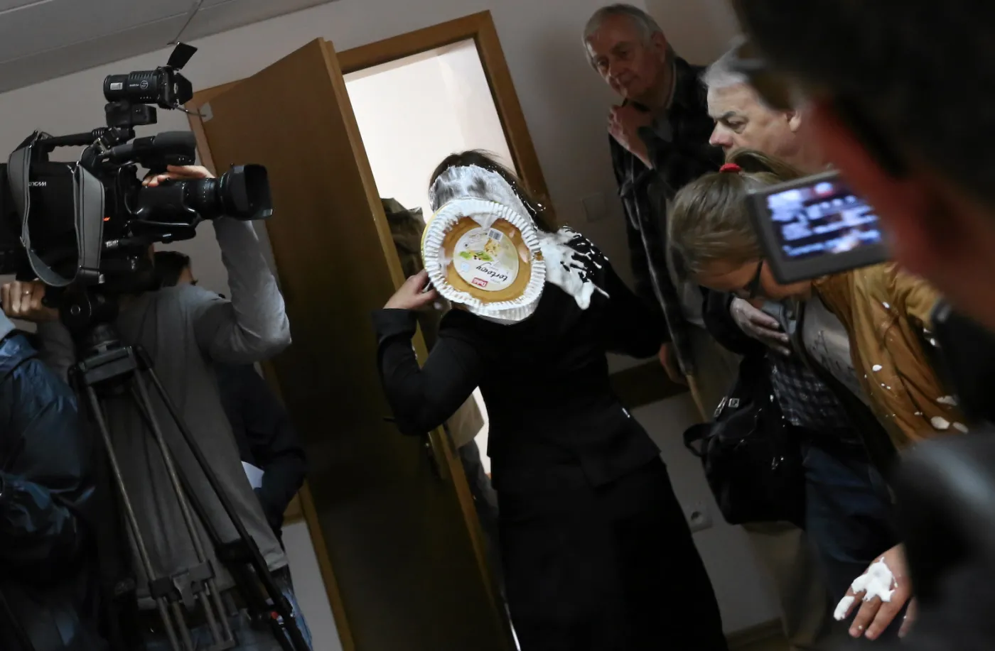 Sędzia Anna Wielgolewska obrzucona tortem