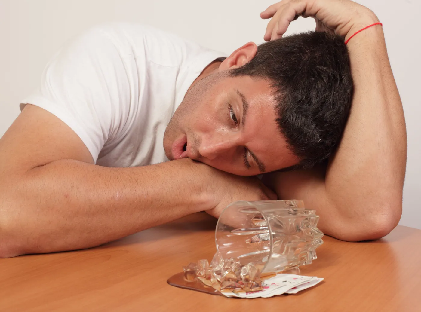 alkoholik alkohol pijany mężczyzna impreza