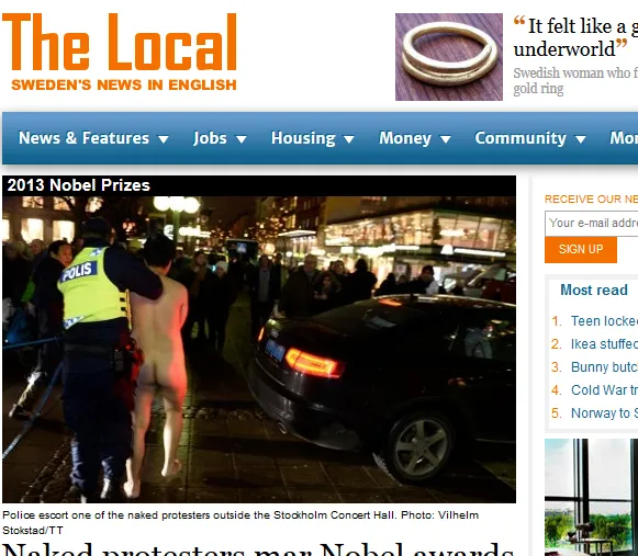 Nadzy mężczyźni przed filharmonią w Sztokholmie