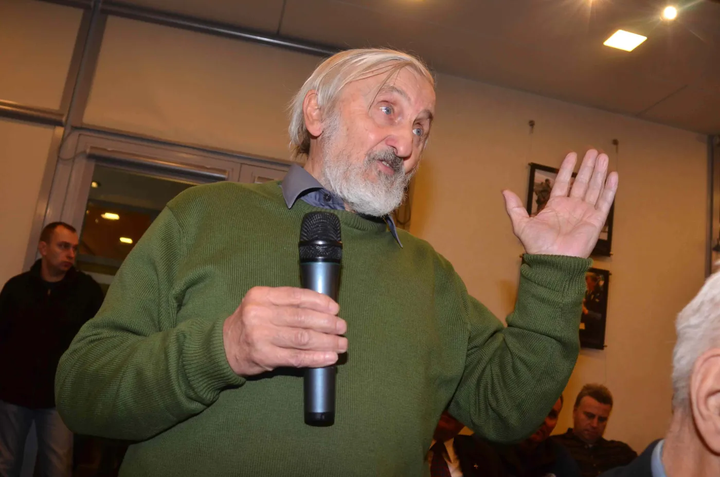 Były doradca Mazowieckiego odgryza się: Katolicy z nożem w zębach...