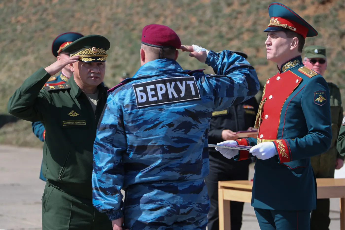 Rosyjski minister obrony Siergiej Szojgu przyjmuje honory od oficera ukraińskiego Berkutu w bazie w Sewastopolu