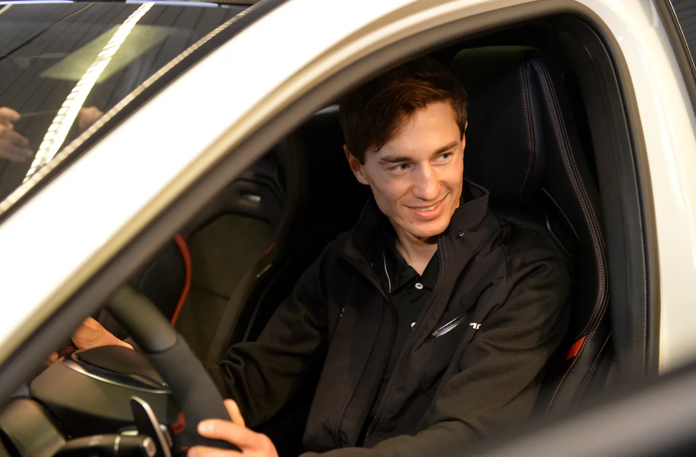 Kamil Stoch odebrał swojego nowego mercedesa. ZDJĘCIA