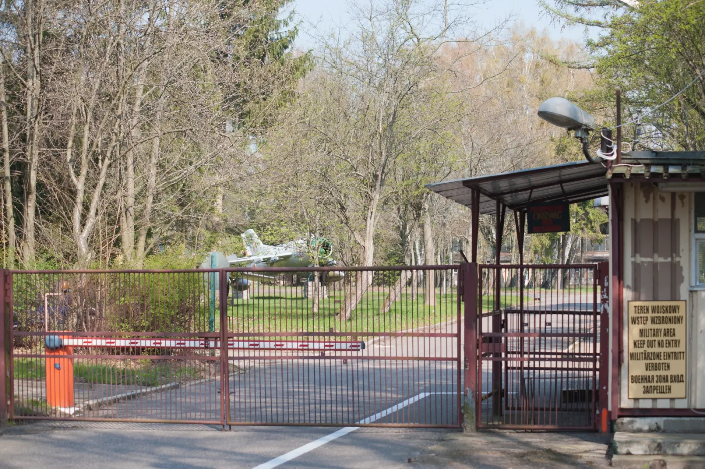 6180690-brama-wjazdowa-do-dawnej-jednostki.jpg