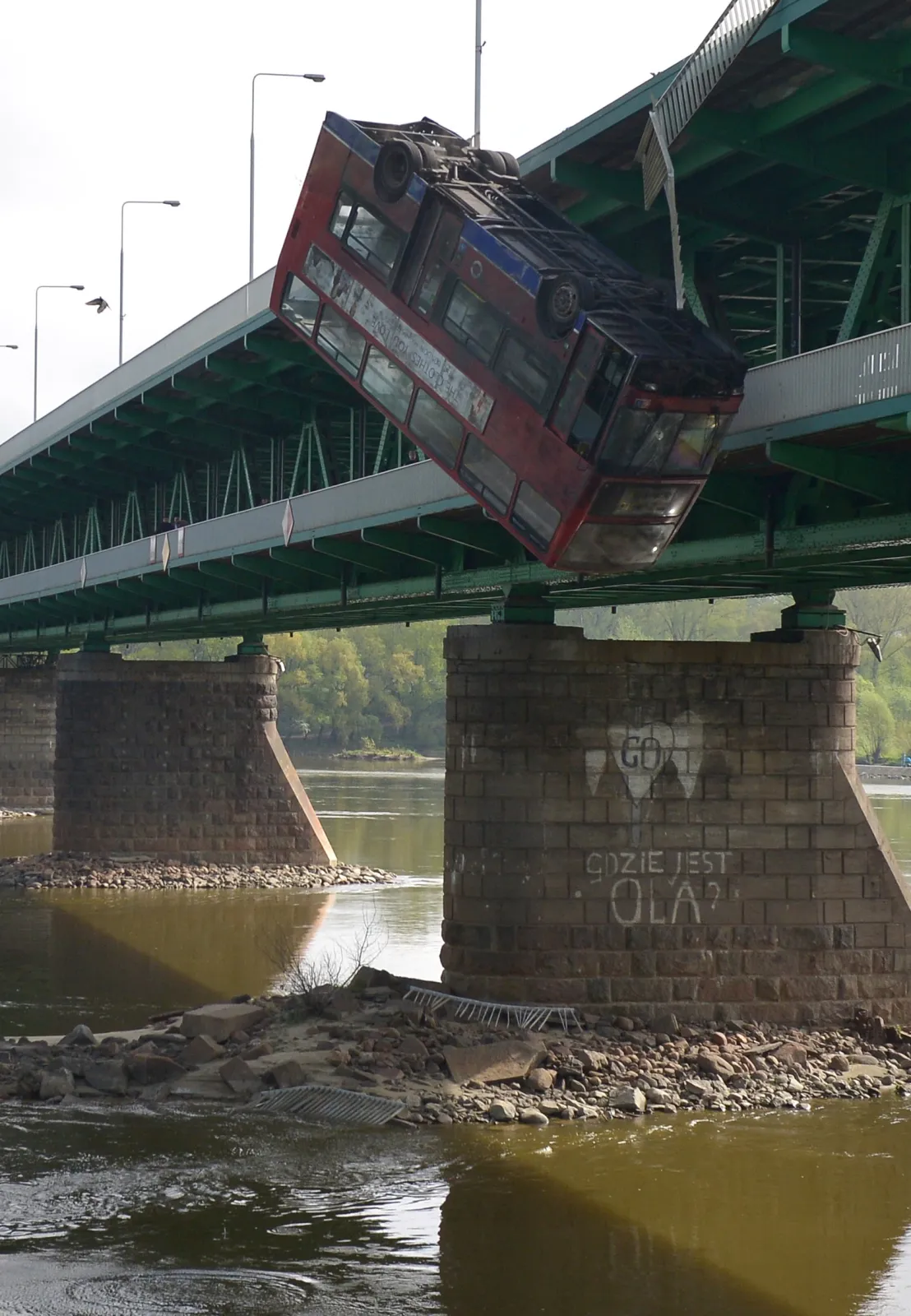 W świąteczny poniedziałek filmowcy z Bollywood kręcili spektakularny pościg i upadek z mostu do rzeki.