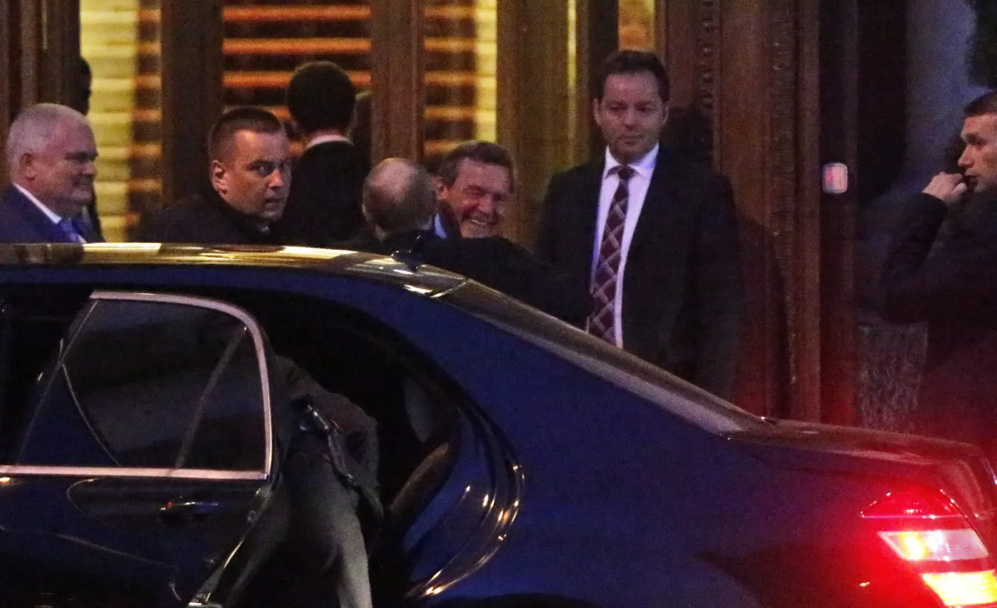 Gerhard Schroeder i Władimir Putin w Petersburgu