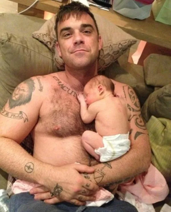 6240396-robbie-williams-z-coreczka-theodory.jpg