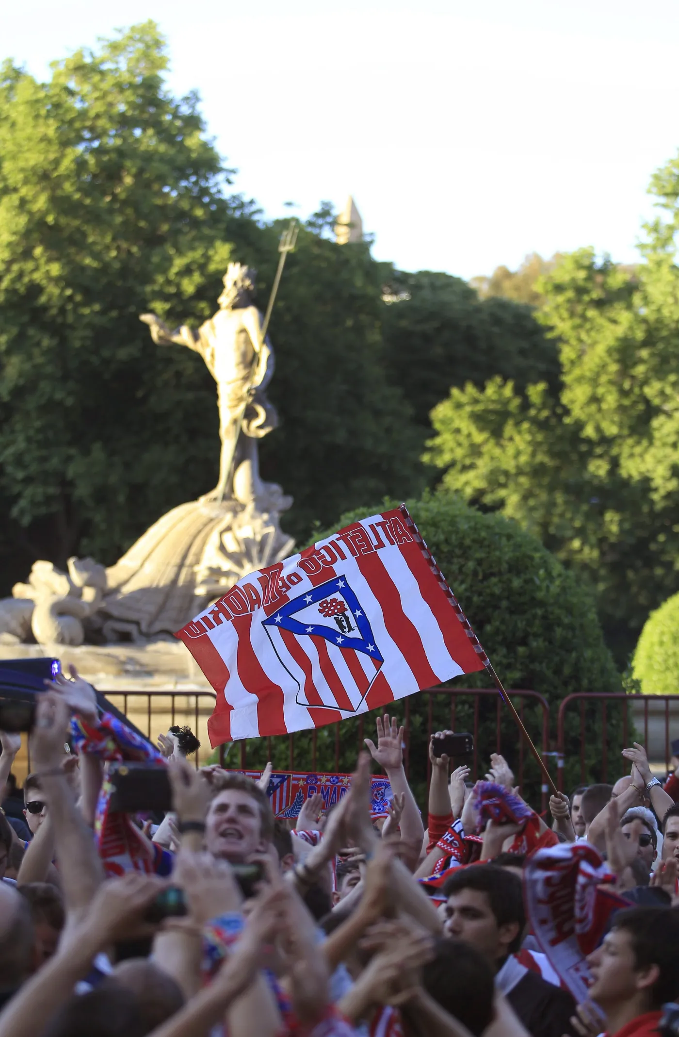 6300934-real-i-barcelona-w-cieniu-atletico.jpg