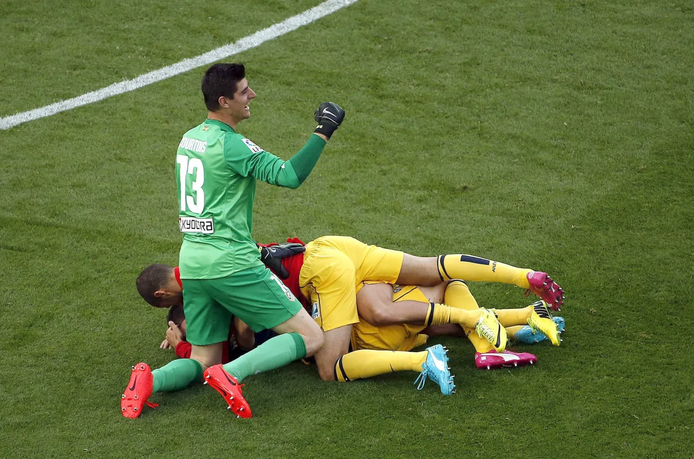 6300963-real-i-barcelona-w-cieniu-atletico.jpg