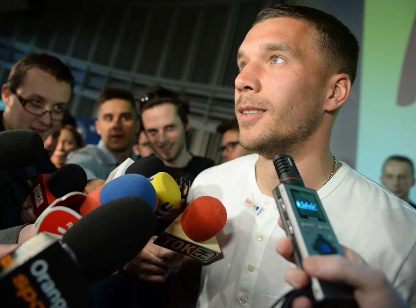 6308224-lukas-podolski-otworzyl-swietlice.jpg