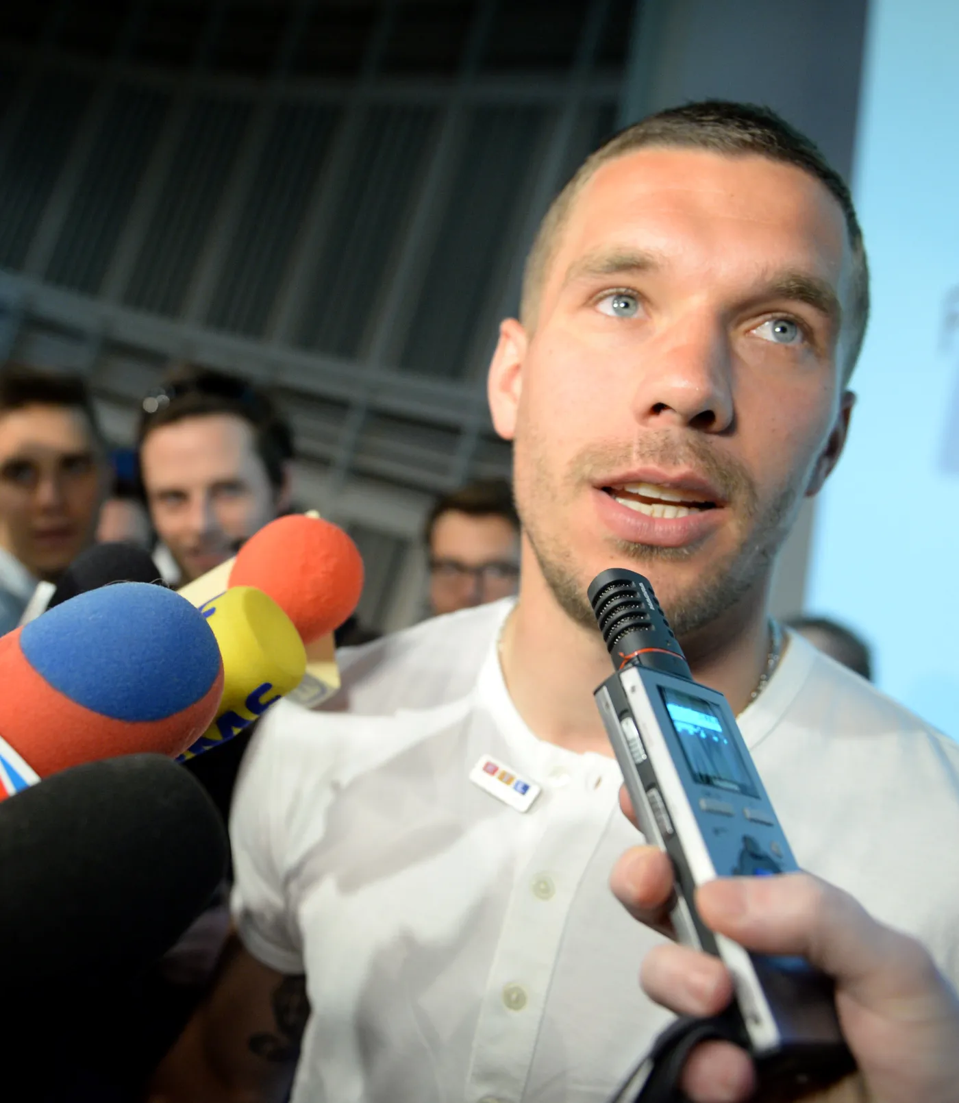 6308368-lukas-podolski-otworzyl-swietlice.jpg