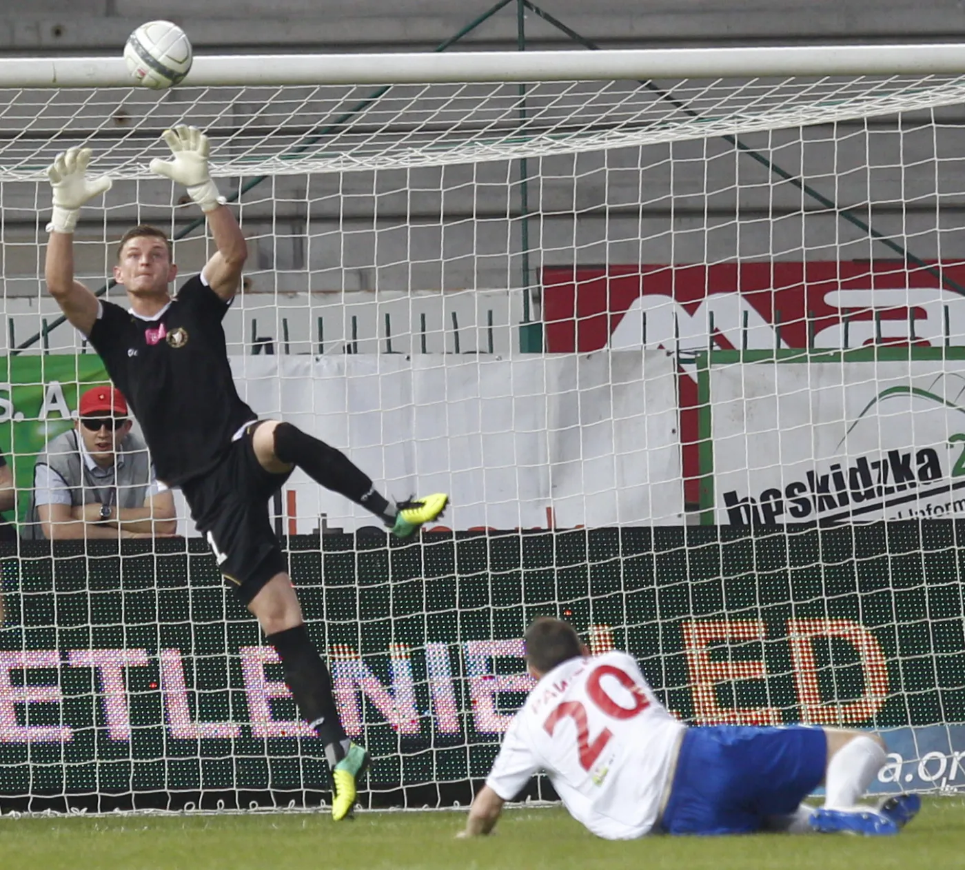 Piłkarz Podbeskidzia Bielsko-Biała Michał Płotka (P) w ataku na bramkę Widzewa Łódź której broni Patryk Wolański