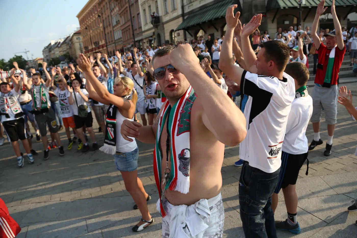 6337607-tak-sie-bawi-stolica-legia-warszawa.jpg
