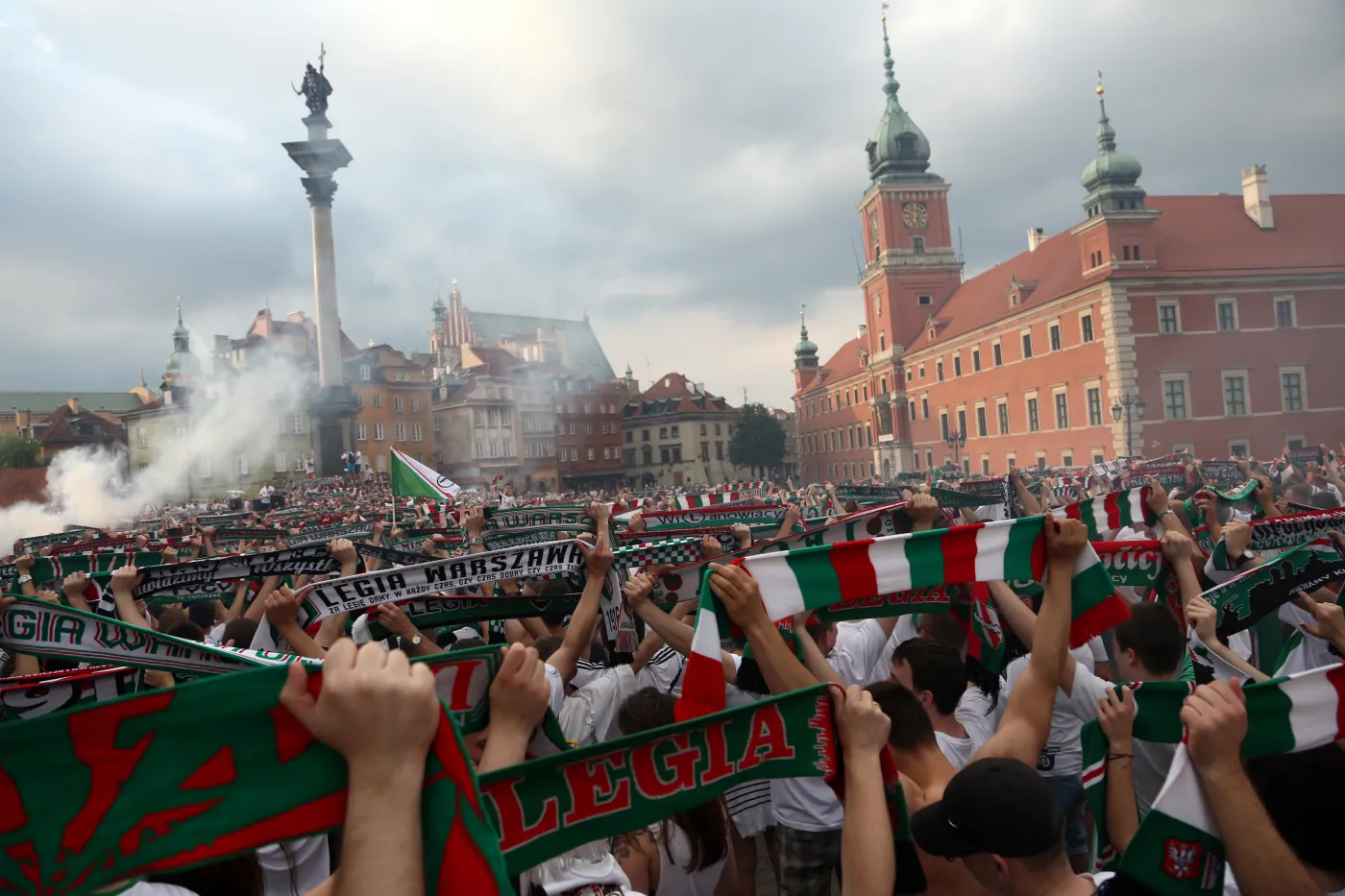 6337752-tak-sie-bawi-stolica-legia-warszawa.jpg