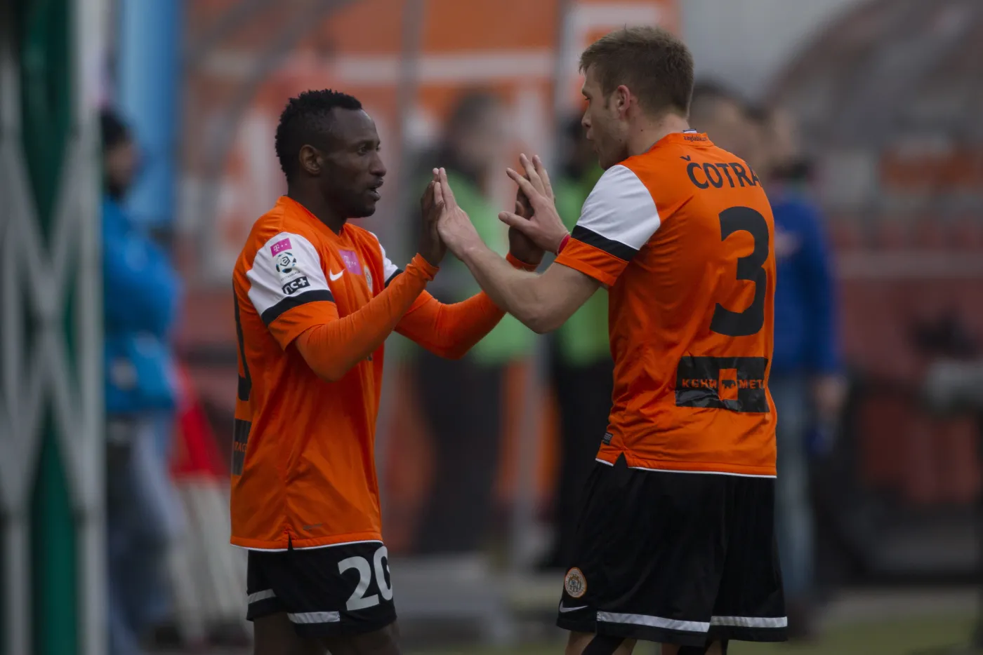 Strzelec bramki dla KGHM Zagłębie Lubin David Abwo (L) przyjmuje gratulacje od Dodre Corty (P)