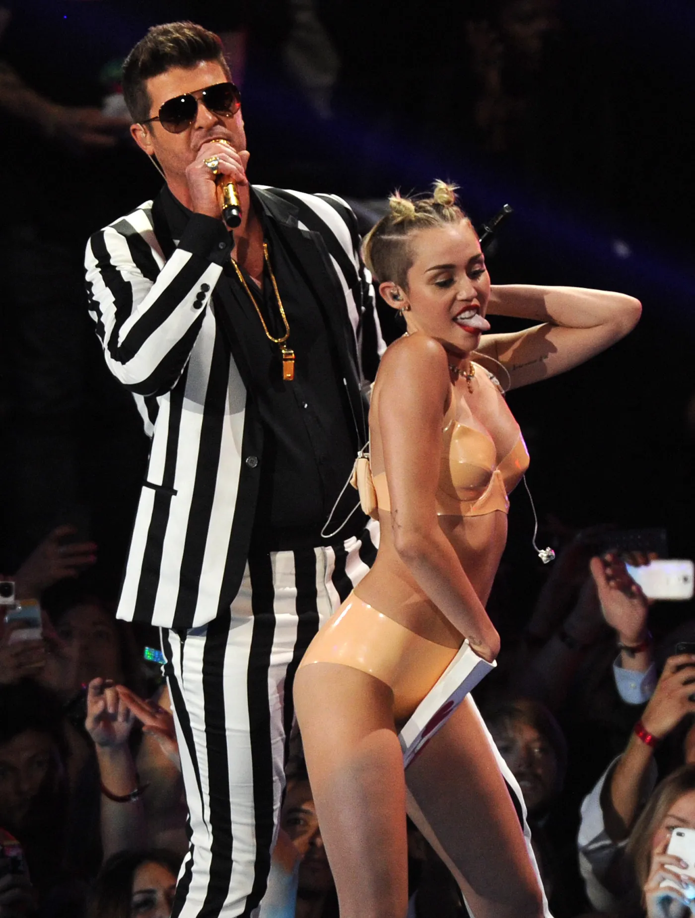 5984354-miley-cyrus-i-robin-thicke-podczas.jpg