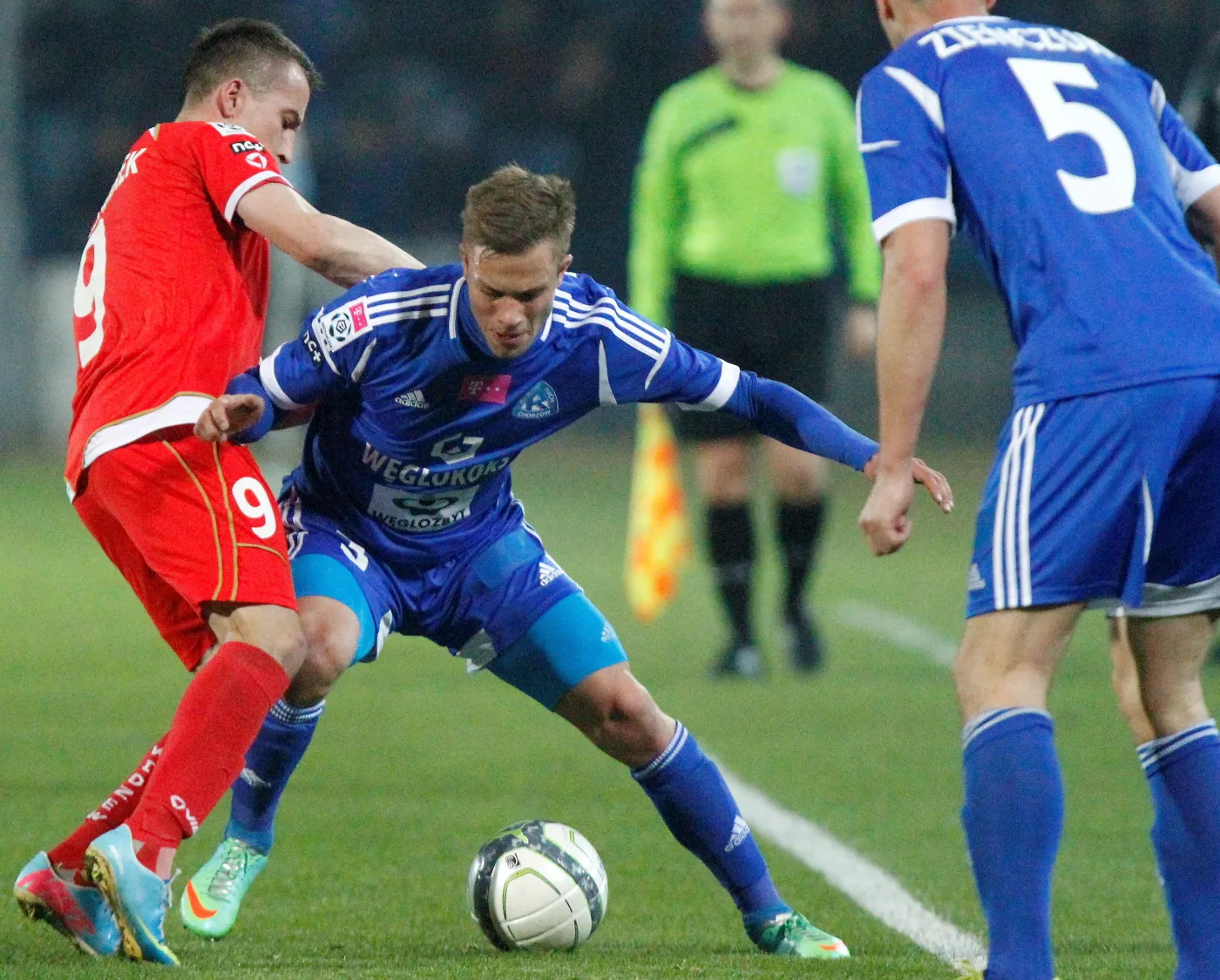 Będący przy piłce Daniel Dziwniel (C) z miejscowego Ruchu atakowany przez Marcina Kaczmarka (L) z Widzewa Łódź w meczu T-Mobile Ekstraklasy