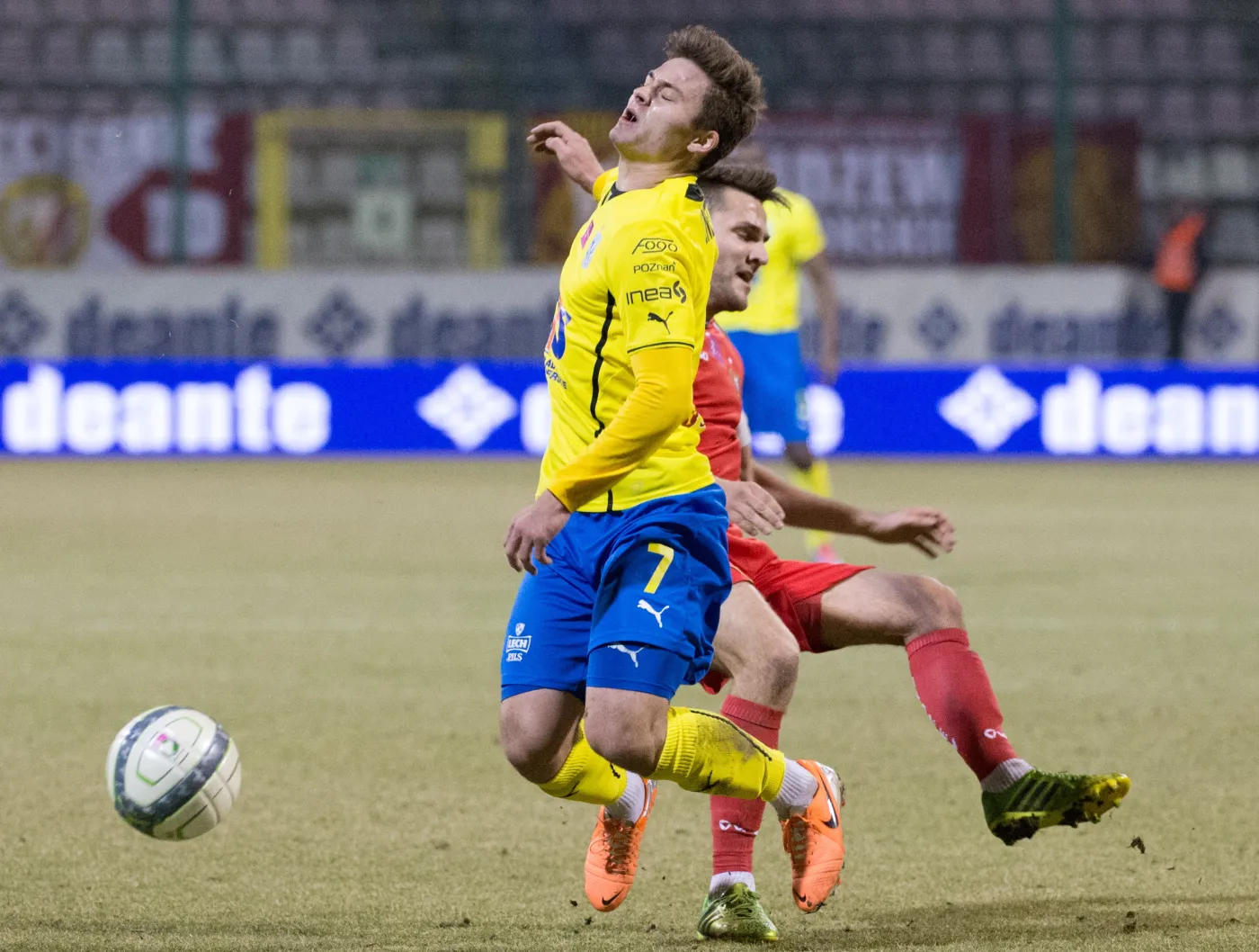 W starciu Karol Linetty (L) z Lecha Poznań i Mateusz Cetnarski (P) z miejscowego Widzewa w meczu T-Mobile Ekstraklasy